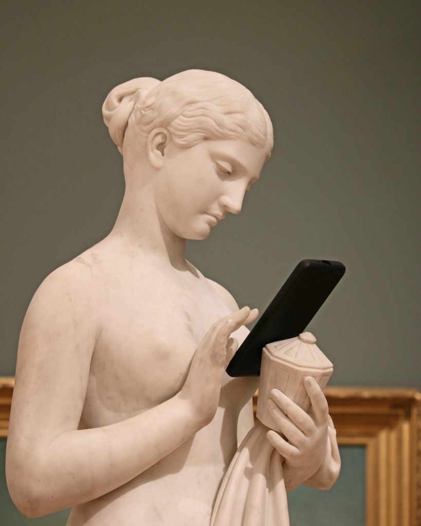 Klassische Weibliche Statue, Die Internet Auf Smartphone Im Museum Surft