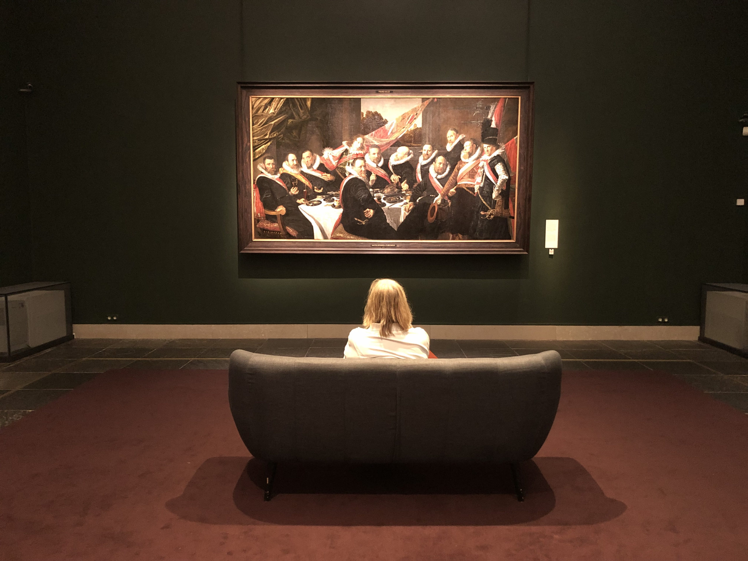 Frau auf einem Sofa im Frans Hals Museum vor einem Bild