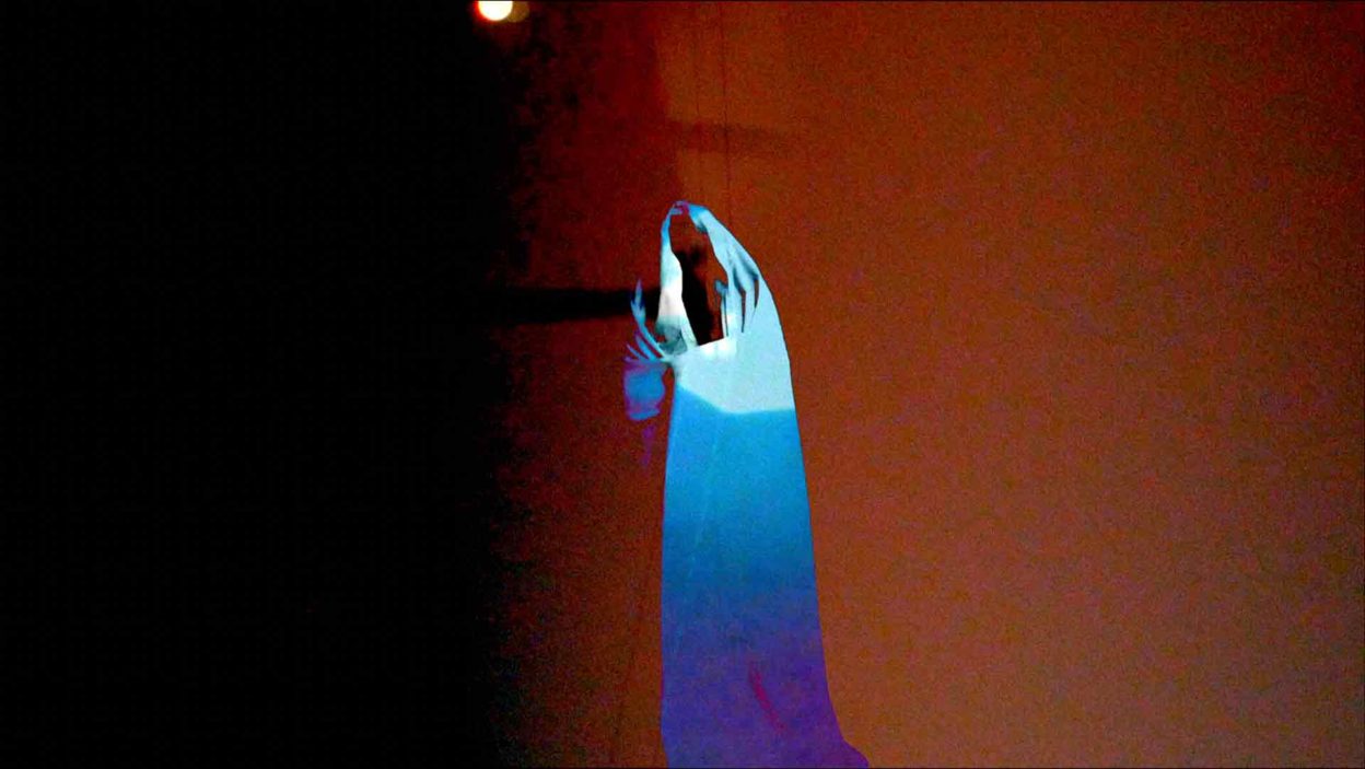 Sky Hopinka Desmayos (Fainting Spells), 2018 Video de tres canales en color, con sonido, 9 min, 45 s A.P. 1/2, edición de 3 Solomon R. Guggenheim Museum, Nueva York, adquirido con fondos aportados por el Photography Council © Sky Hopinka