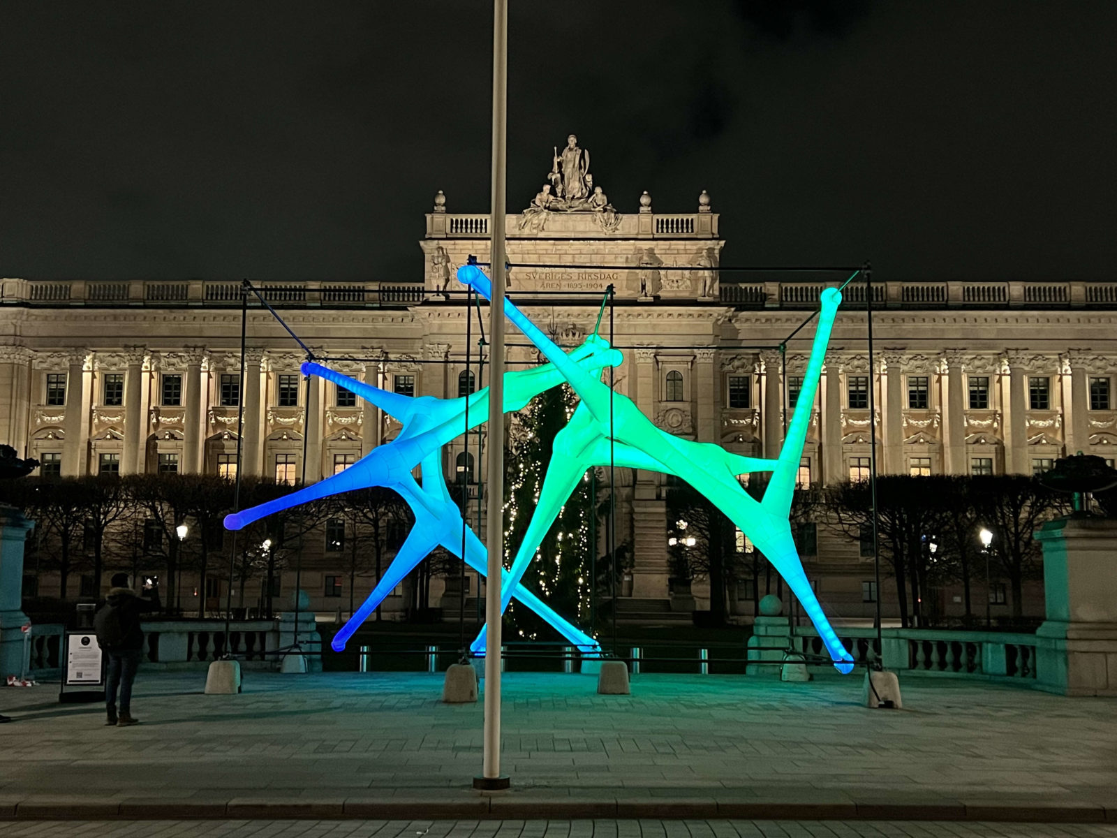 “CONNECTED” by Koros Design at Norrbro. Nobel Week Lights Stockholm is a light festival that takes place during the Nobel Week in December and is free for everyone. Directly inspired by Nobel Prize-winning discoveries, works of art illuminate Stockholm’s darkness. These artworks and installations invite visitors to explore the city and the urban environment with new eyes, while learning more about Nobel laureates and their contributions.